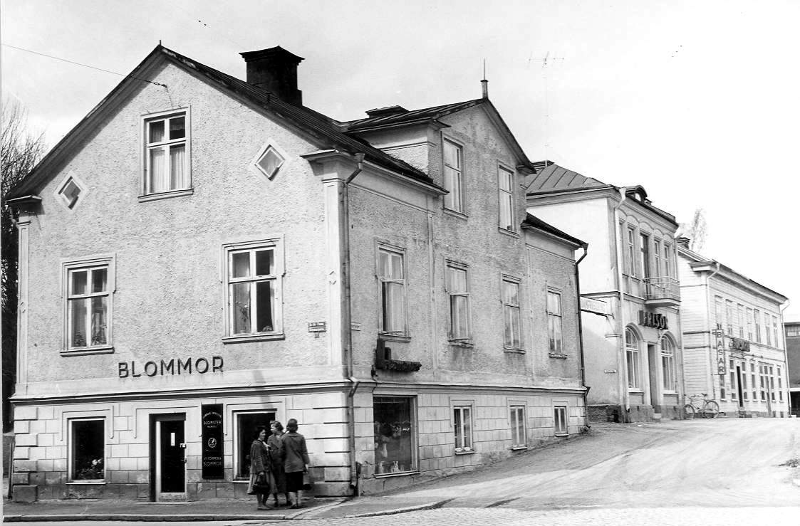 MOTIV:       fastigheten längs uppe Stortorget 2 
PLATS:       Katrineholm
TID: